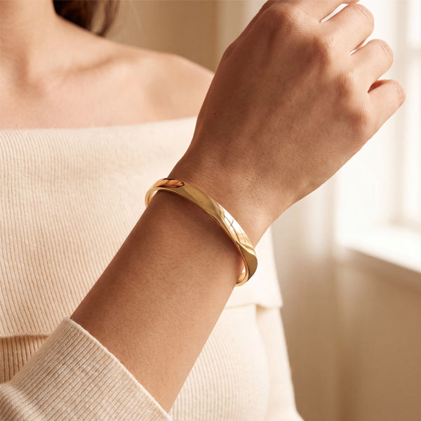 Classic 9ct Yellow Gold Half Round Profile Golf Bangle 7.7mm