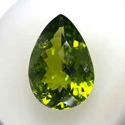 Peridot – 12.77ct Pear Shape Checkerboard Cut
18.90 x 13.30mm | Depth 8.43mm